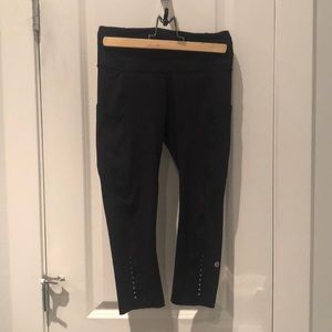 Lululemon Black Luxtreme crops, sz 6